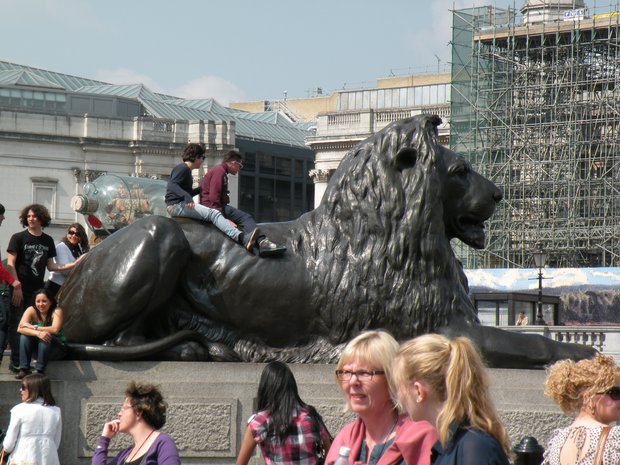  à califourchon sur un lion
